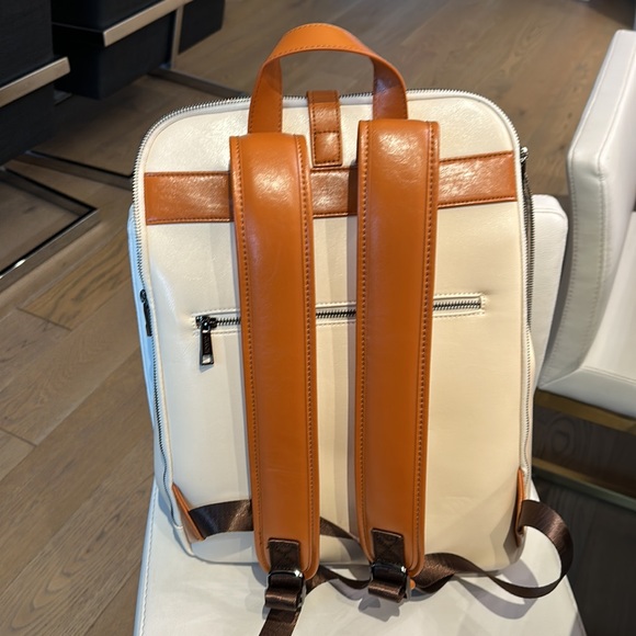 BRAND NEW Cluci knapsack in cream and camel colours. - Picture 7 of 8